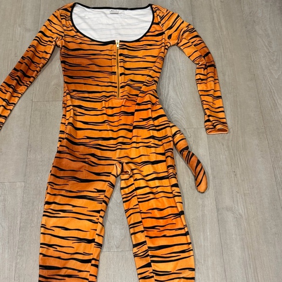 Spirit halloween Tiger catsuit size xs - Picture 2 of 5
